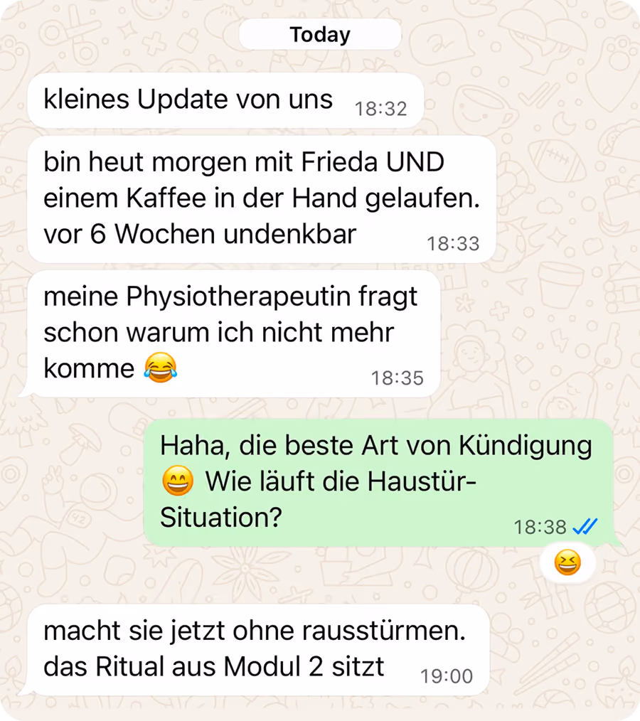 WhatsApp-Chat im Dunkelmodus: Eine Hundehalterin erzählt, dass sie beim Morgenspaziergang erstmals entspannt einen Kaffee in der Hand halten konnte und ihre Schulterschmerzen weg sind. Überschrift: „Von Schulterschmerzen zu Kaffee in der Hand beim Gassi."