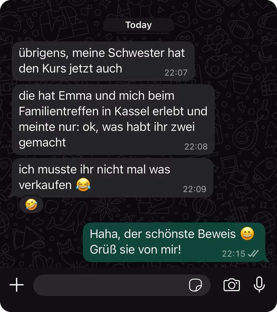 Ad F: WhatsApp-Chat im Dunkelmodus: Eine Kursteilnehmerin erzählt, dass ihre Schwester den Hundekurs nach dem Familientreffen von sich aus auch gekauft hat. Überschrift: „Der Moment, wenn deine Schwester den Kurs auch kauft."
