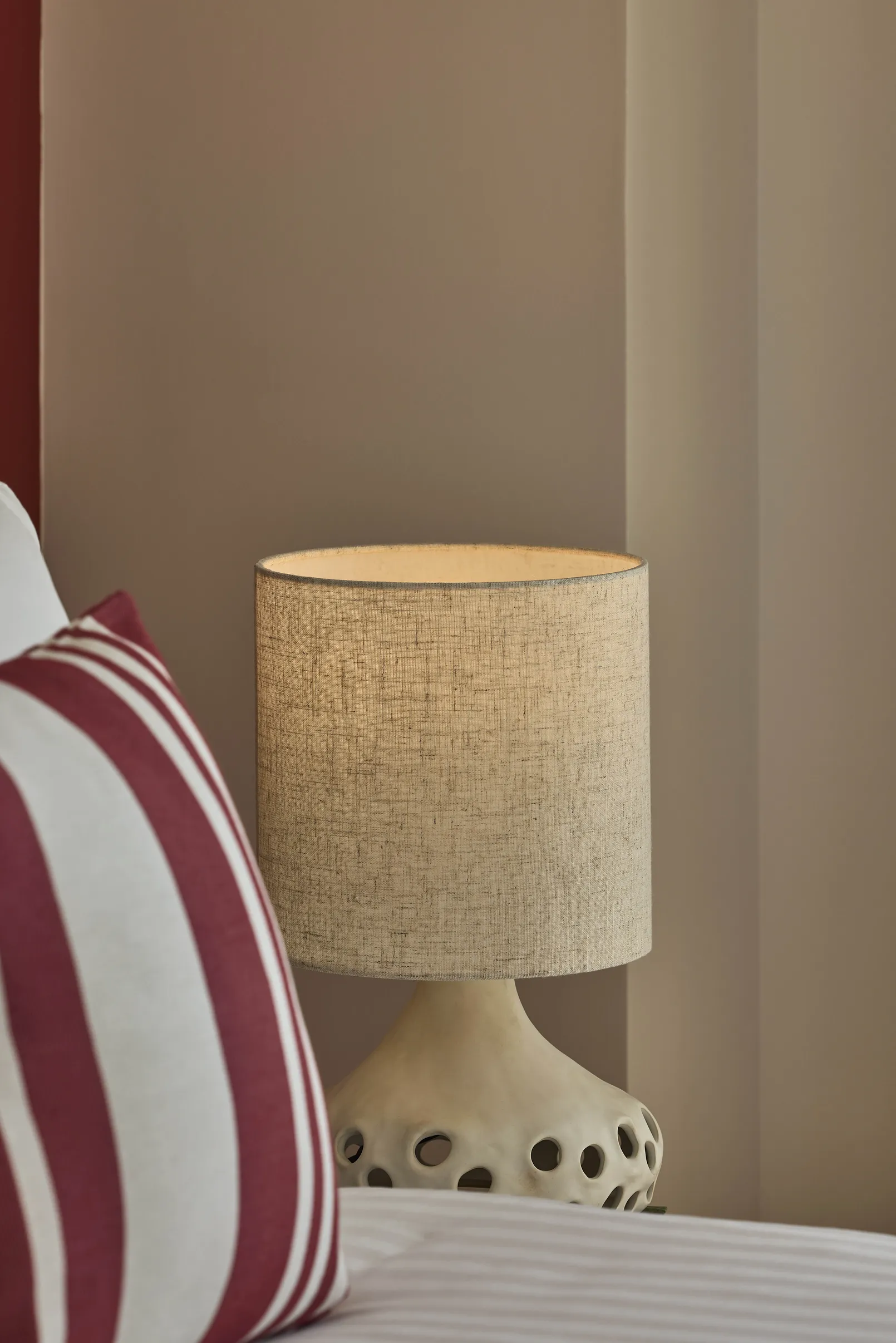 Lampe de chevet en céramique blanche sur table de nuit dans une chambre de l'hôtel Le Talaia Mgallery Biarritz
