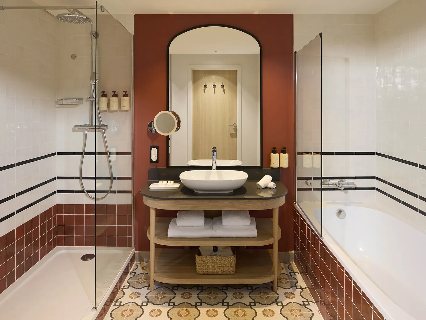 Salle de bain de l'hôtel Le Talaia Mgallery Biarritz avec vasque ronde, carrelage terracotta et baignoire