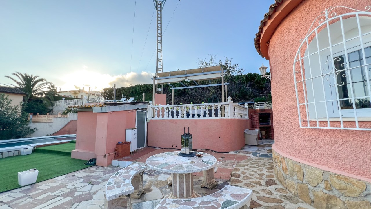 Unique, recently renovated villa - Photo 4