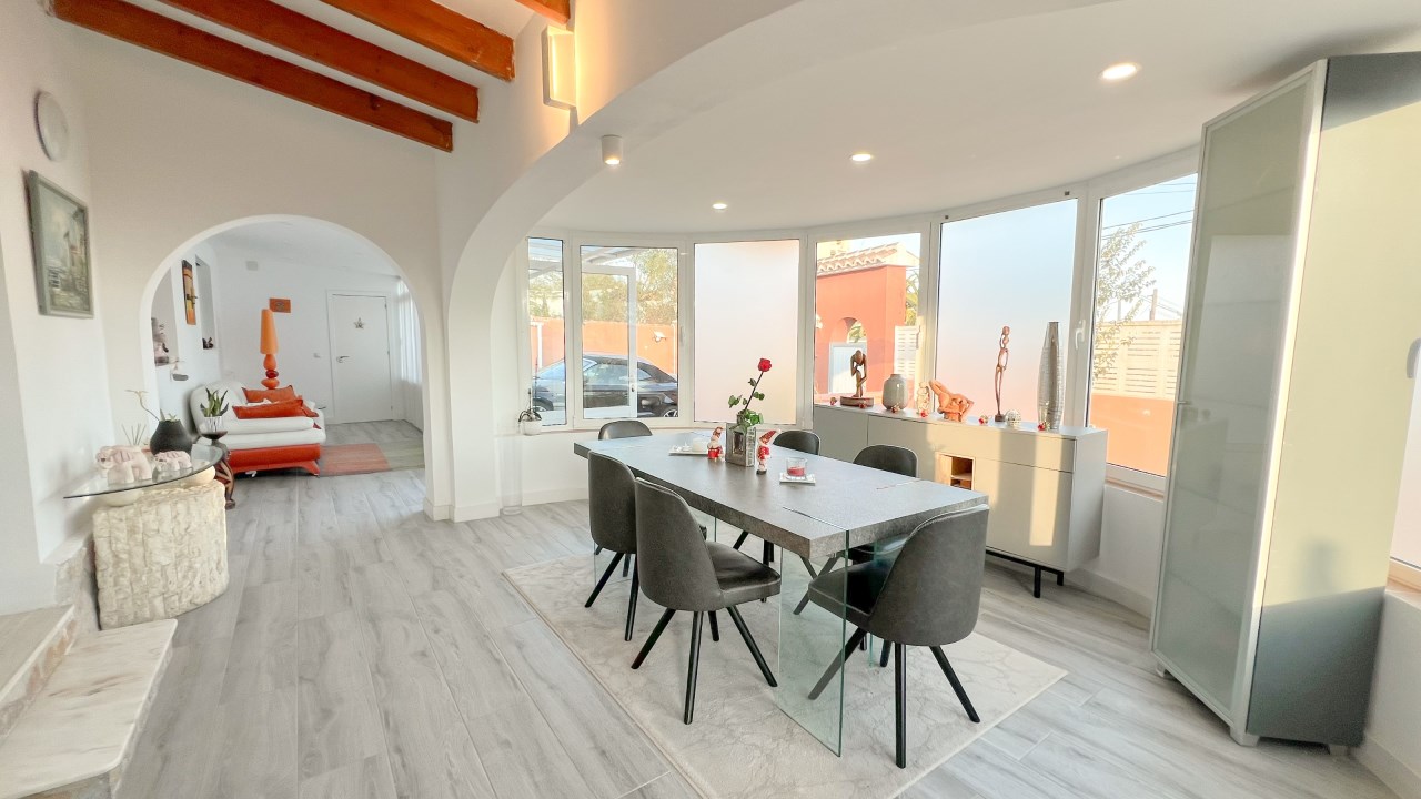 Unique, recently renovated villa - Photo 6