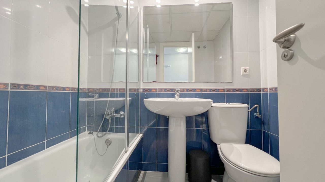Luxury Seaside Apartment with Sea Views - Move-In Ready - Photo 12