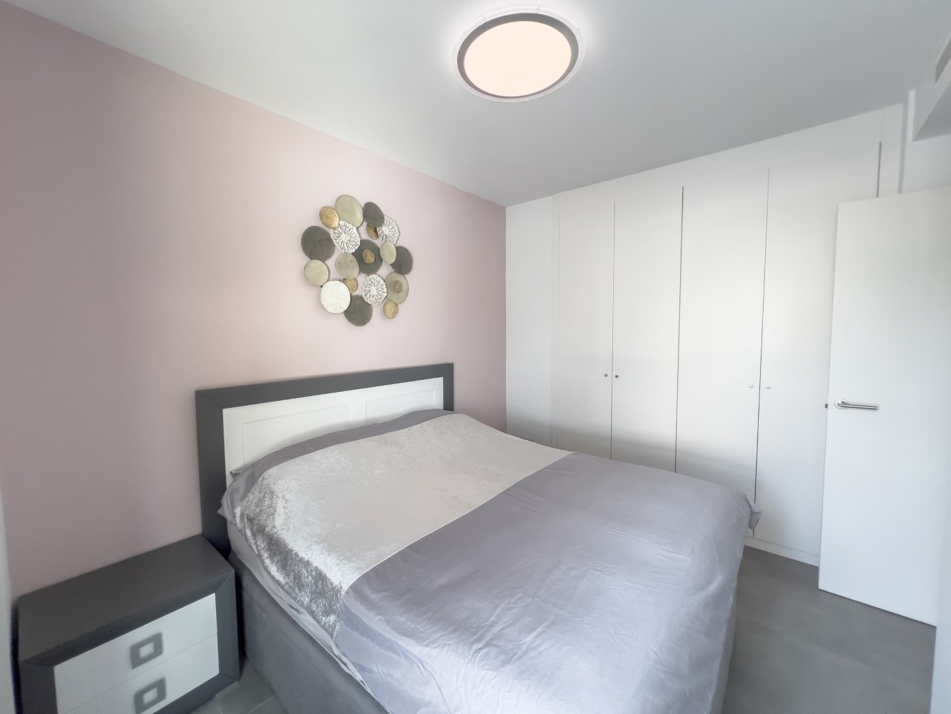 Contemporary Apartment with Pool, Gym & High Rental Potential - Photo 14