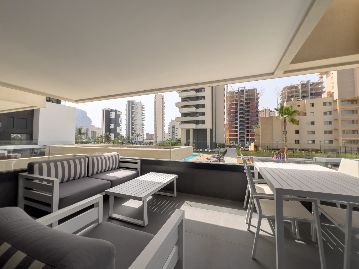 Contemporary Apartment with Pool, Gym & High Rental Potential - Photo 20