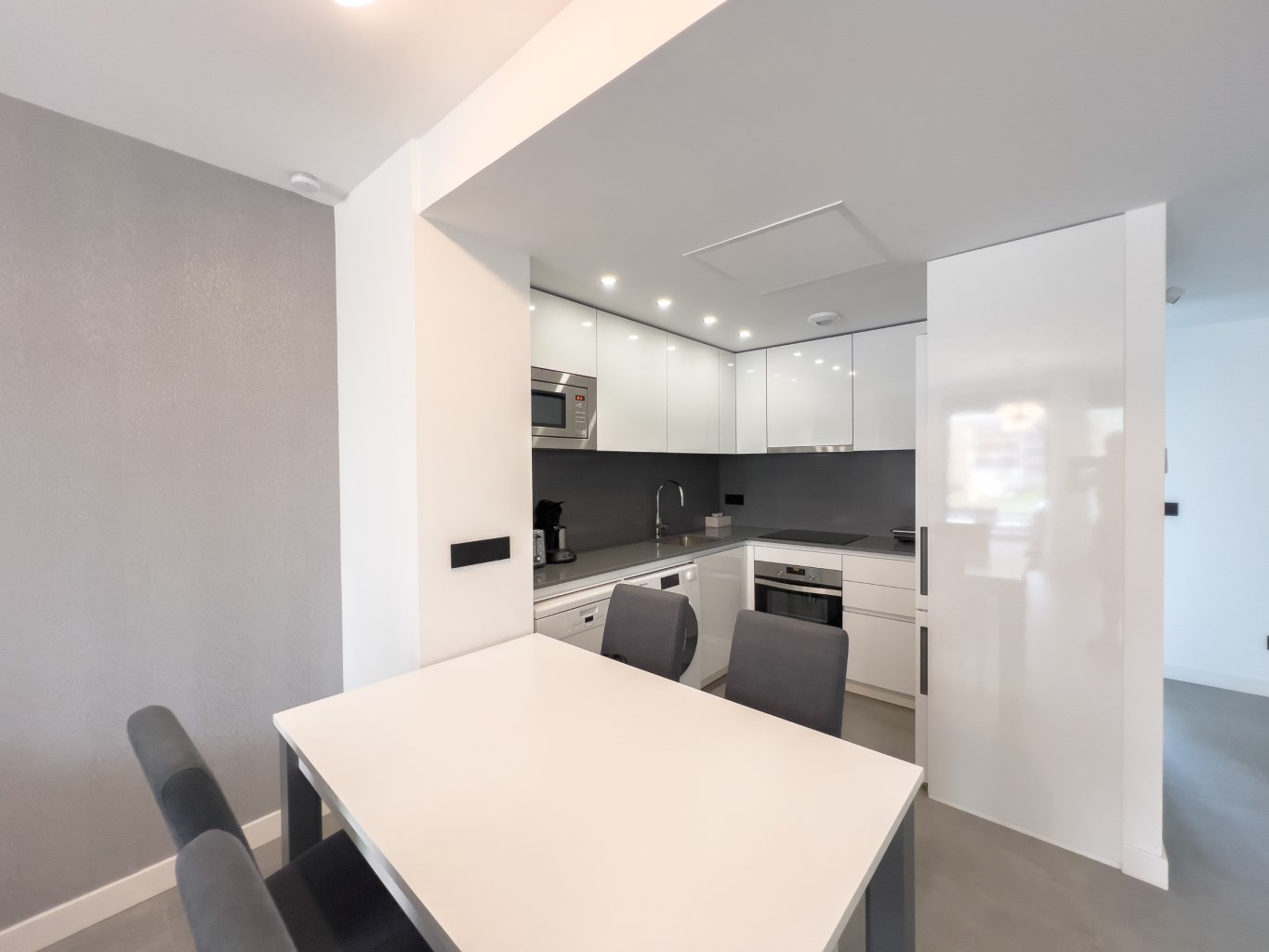 Contemporary Apartment with Pool, Gym & High Rental Potential - Photo 5
