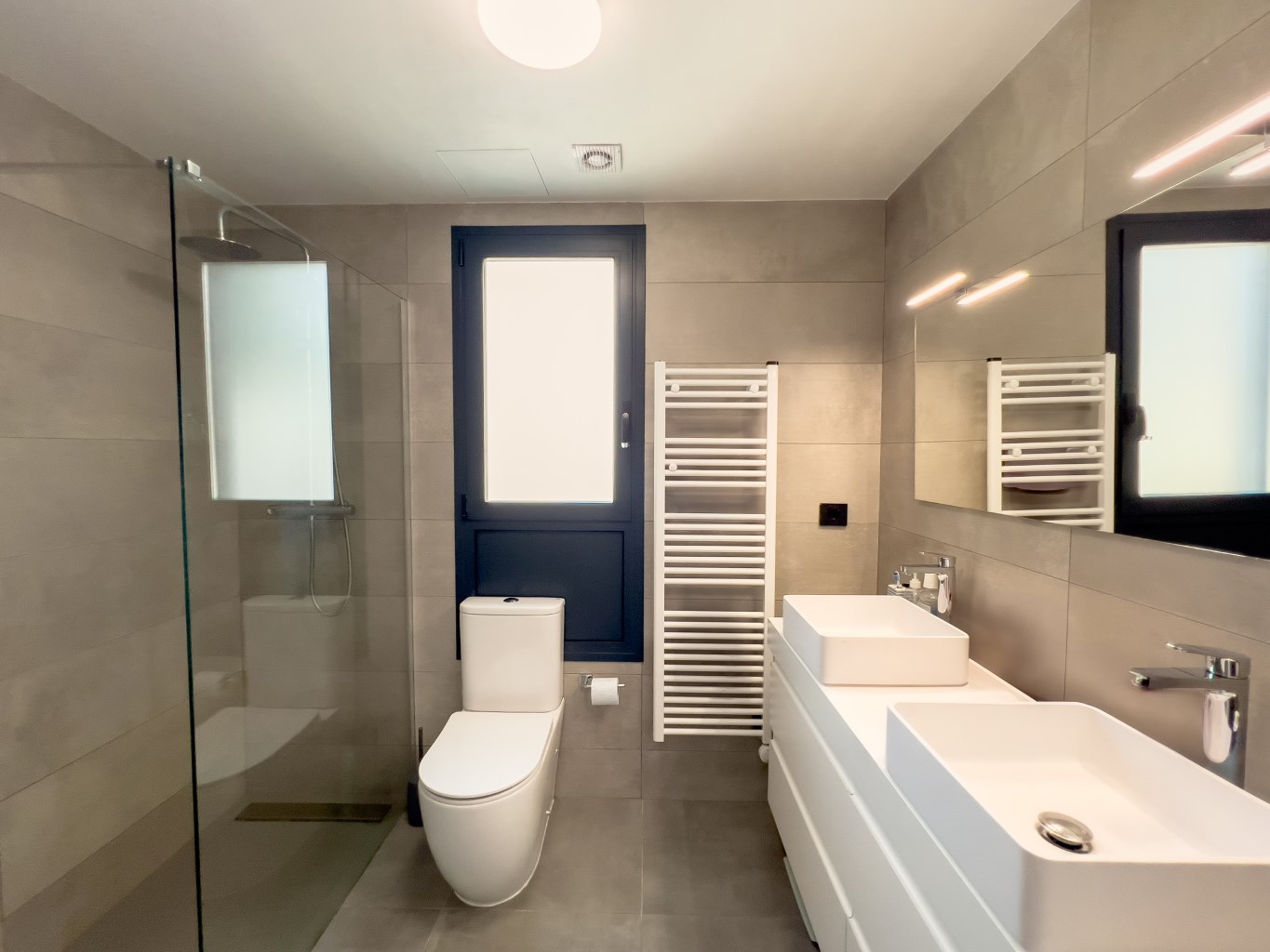 Contemporary Apartment with Pool, Gym & High Rental Potential - Photo 11