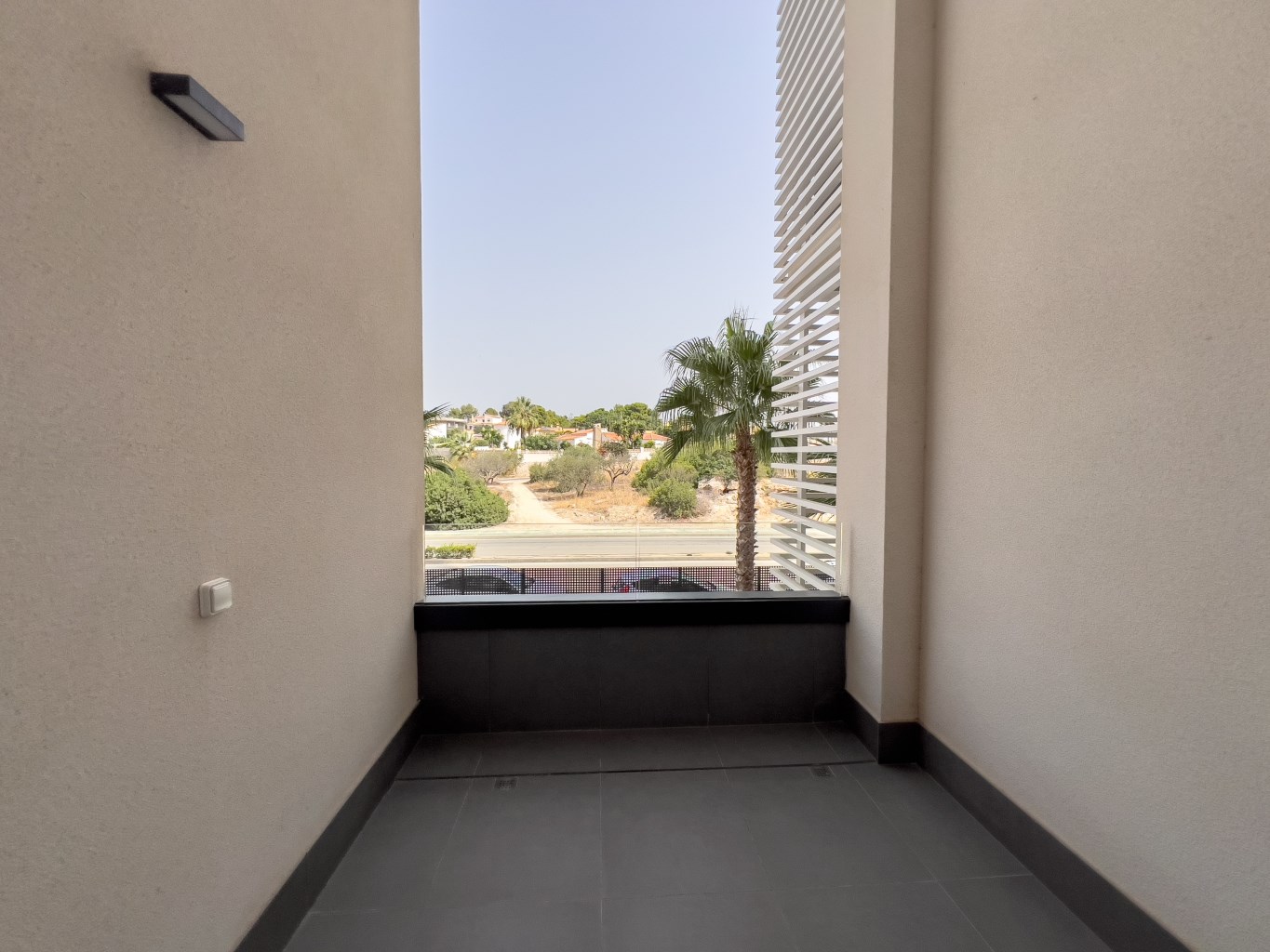 Contemporary Apartment with Pool, Gym & High Rental Potential - Photo 17