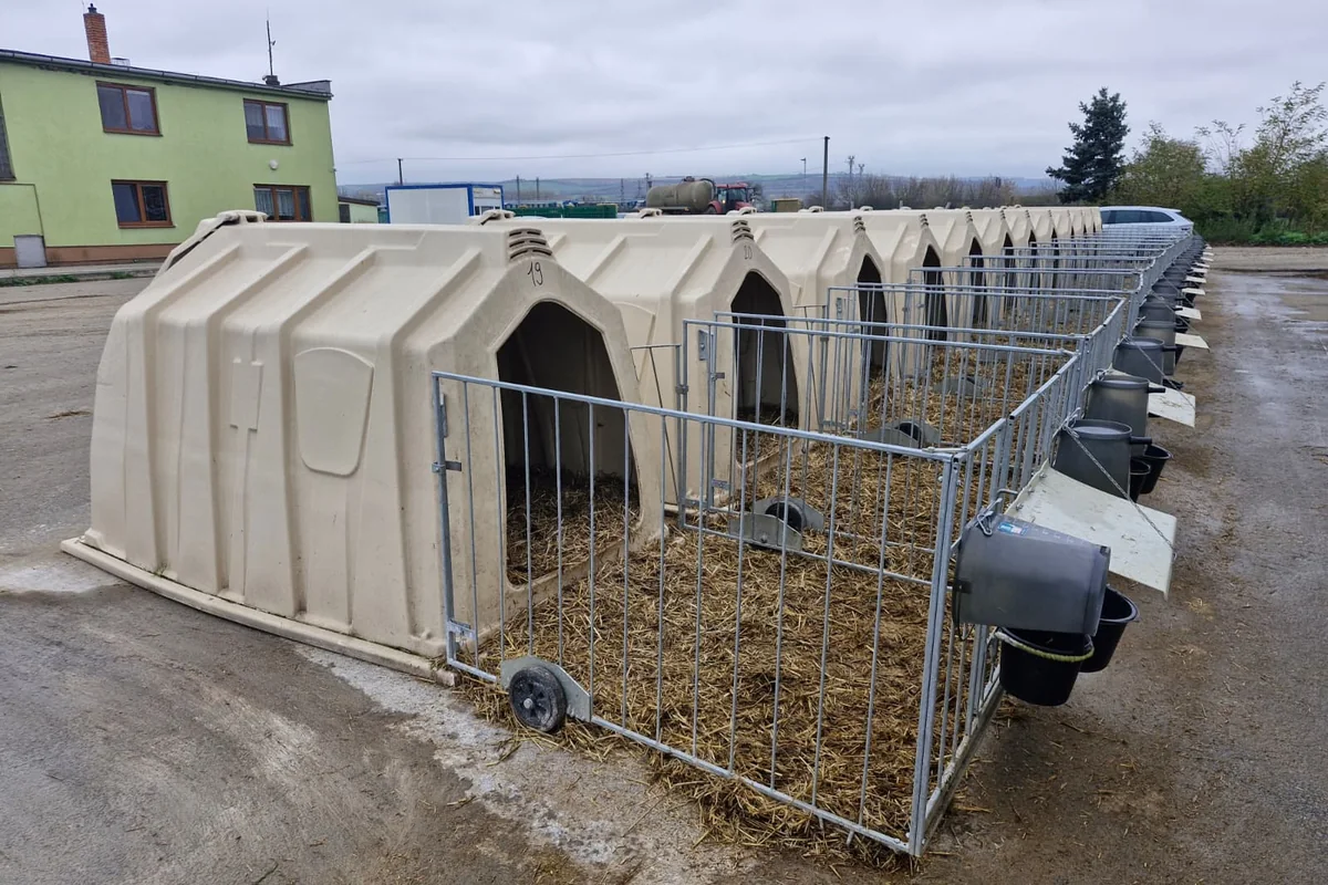 Párová bouda s ohrádkou a podvozkem na zpevněné ploše