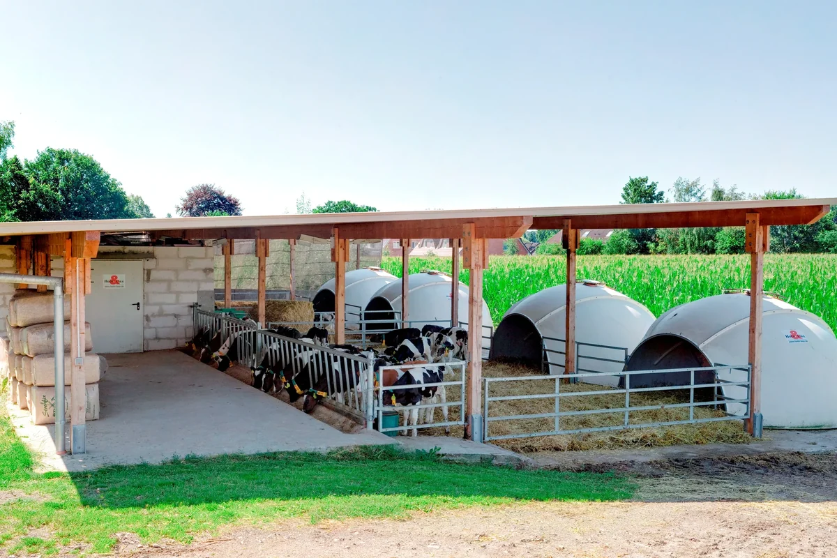 Skupinové boudy Igloo pod přístřeškem u zděné budovy