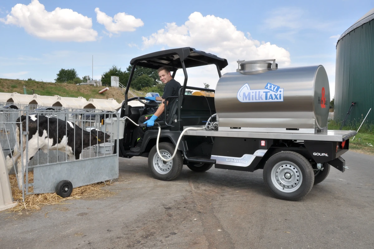 Nádrž MilkTaxi na elektrickém užitkovém vozidle ve stáji