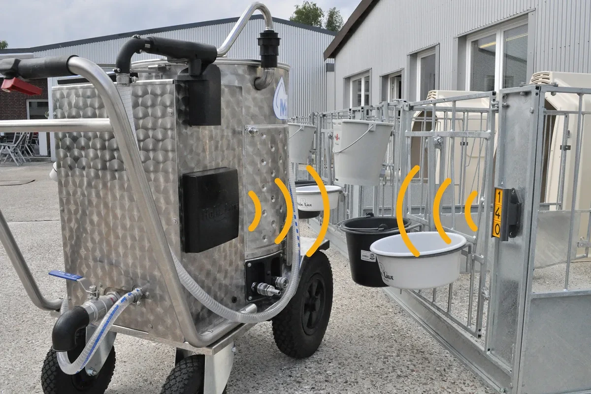Vozík MilkTaxi se systémem SmartID u napájecích kbelíků