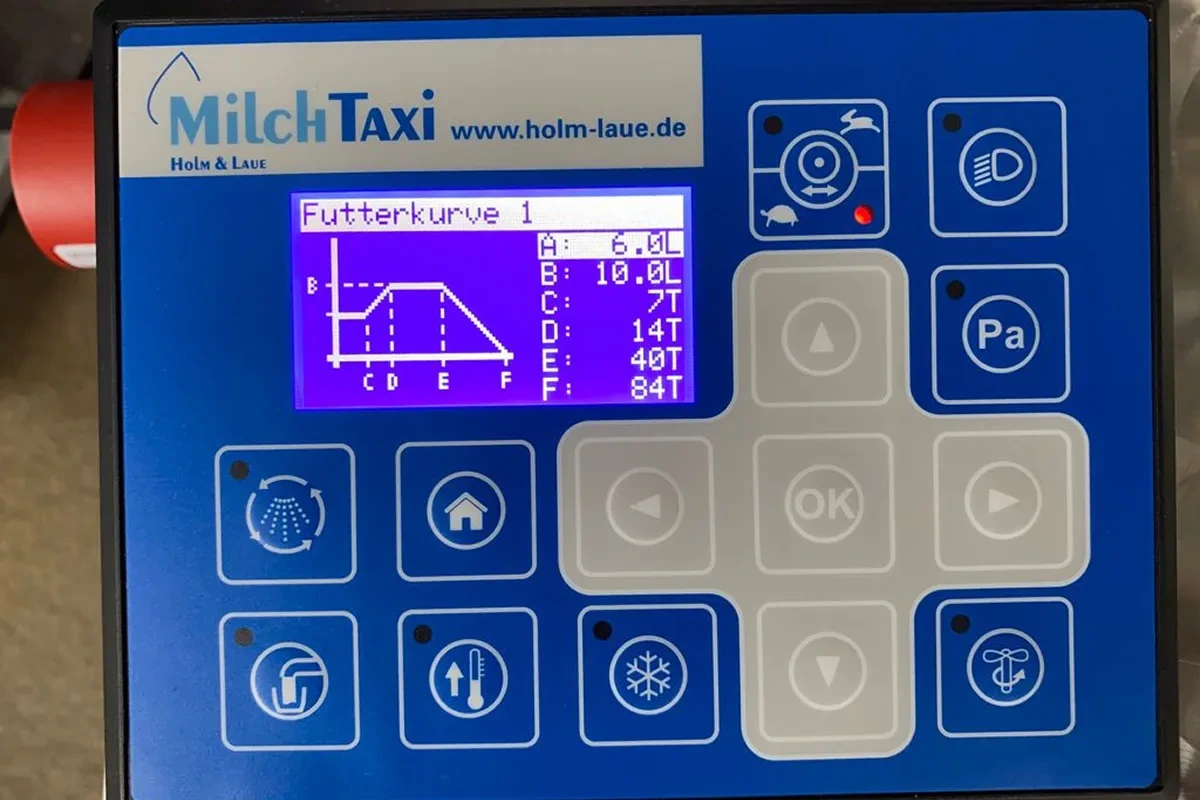 Displej vozíku MilkTaxi s nastavením krmné křivky