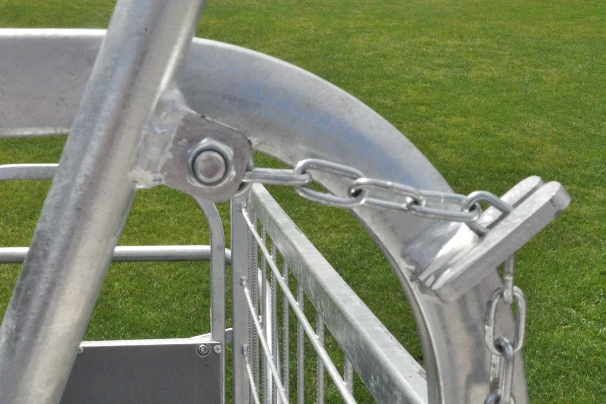 Detail řetězového jištění sklopné stěny přepravního vozíku