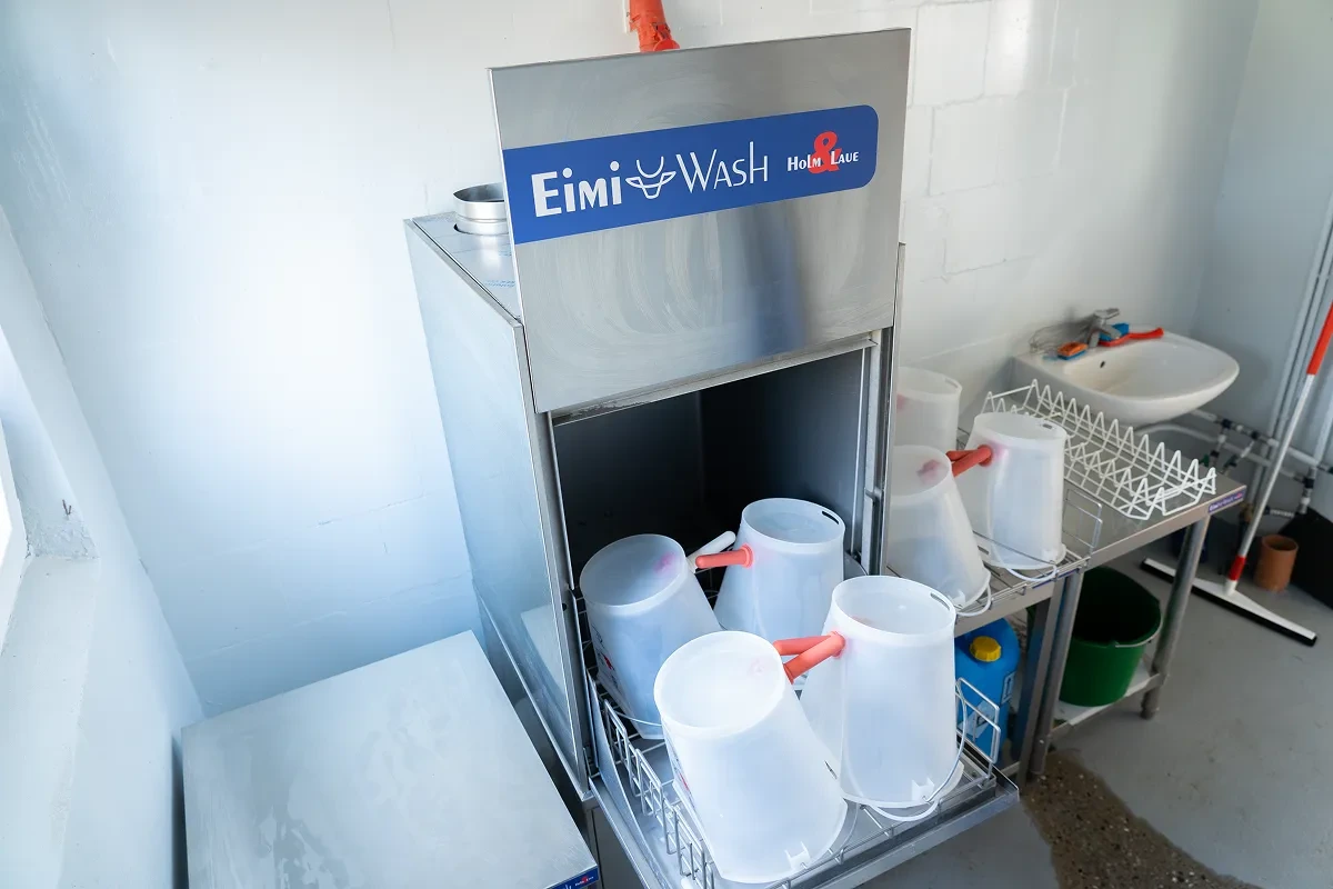 Myčka kbelíků EimiWash s vloženými napájecími kbelíky