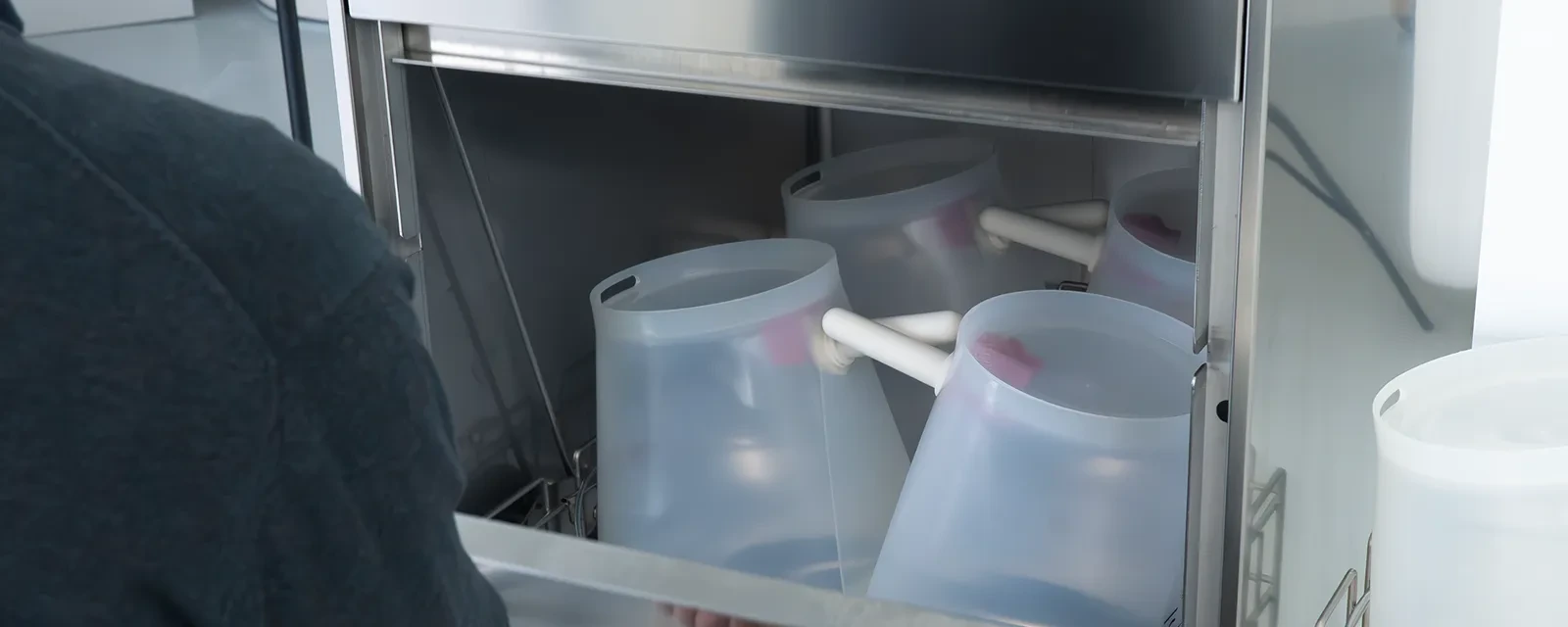 Napájecí kbelíky vložené do mycího zařízení EimiWash