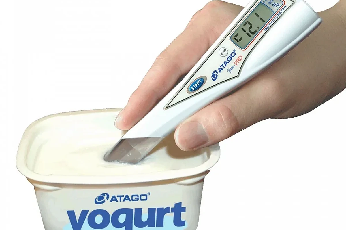 Měření refraktometrem Atago Pen-PRO v kelímku jogurtu