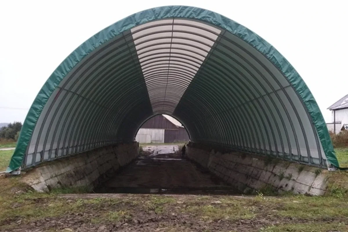 Čelní pohled do plachtové haly postavené na betonových stěnách
