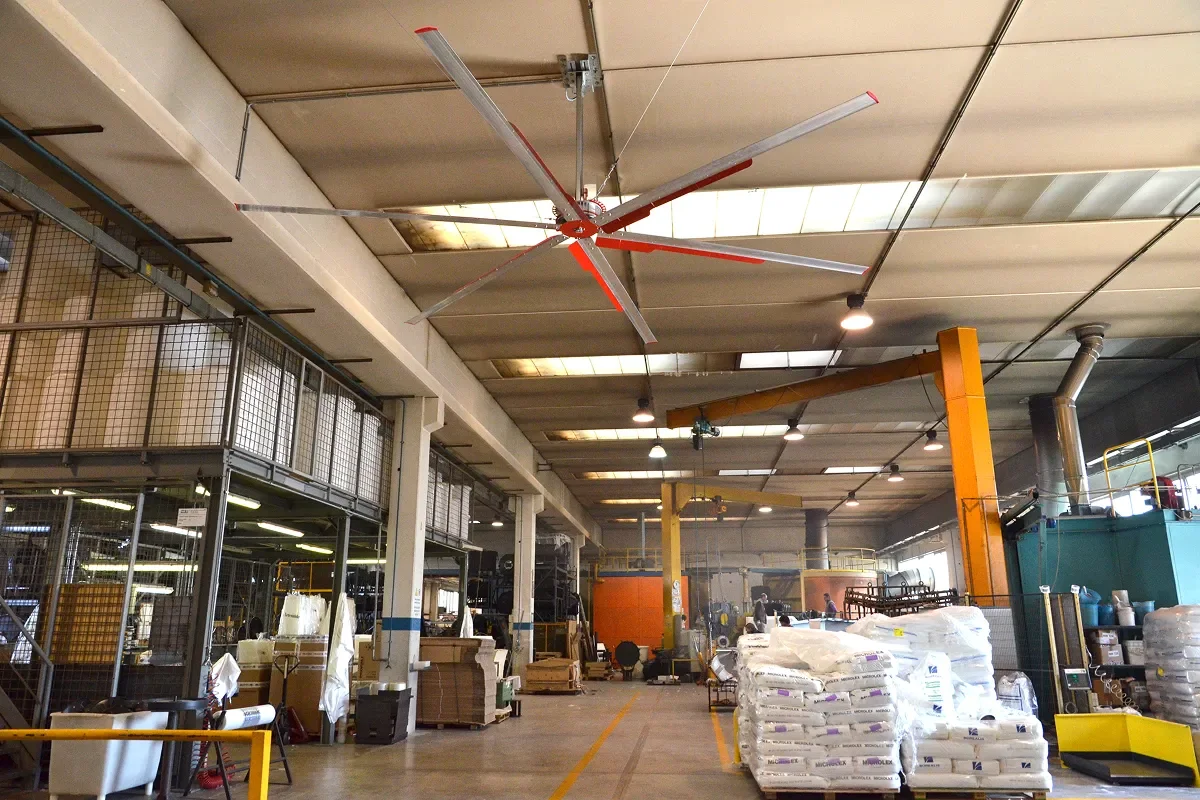 Velkoprůměrový stropní ventilátor ve skladové hale s regály