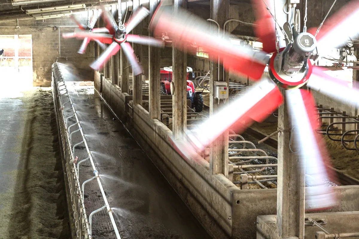 Vertikální ventilátor s červenými lopatkami v plném otáčení