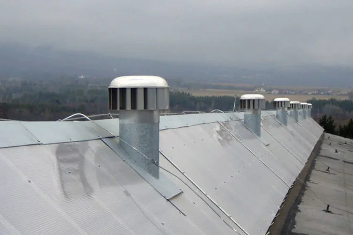 Ventilační turbíny na plechové střeše zemědělského objektu