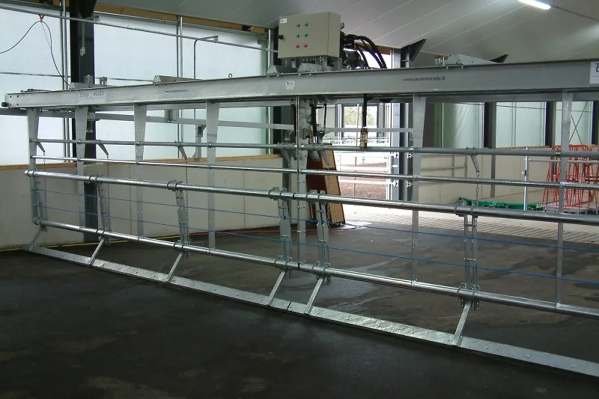 Zábrana automatického přiháněče spuštěná nad roštovou podlahou čekárny