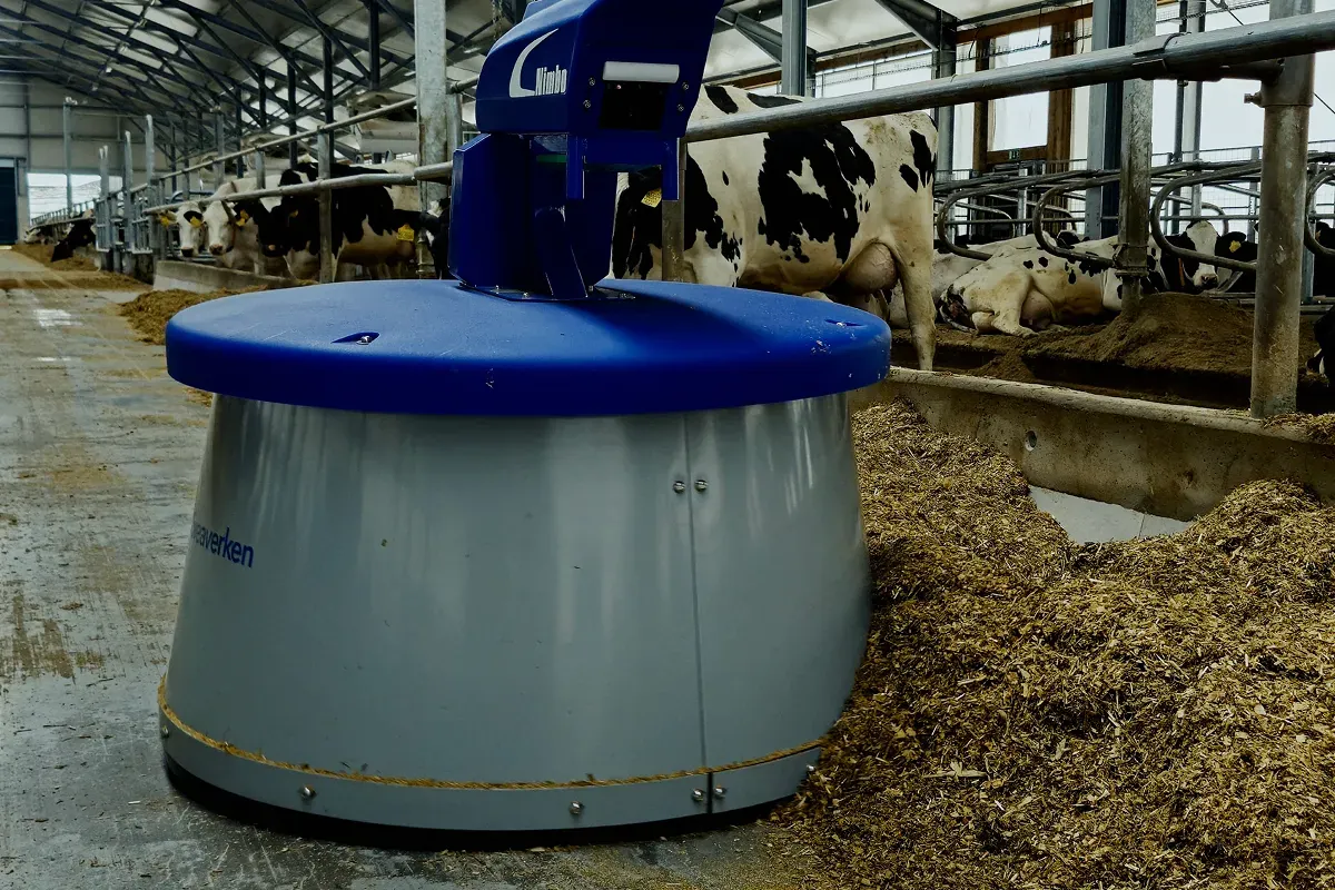 Robot Nimbo od Sveaverken na krmné chodbě u zbytků krmiva