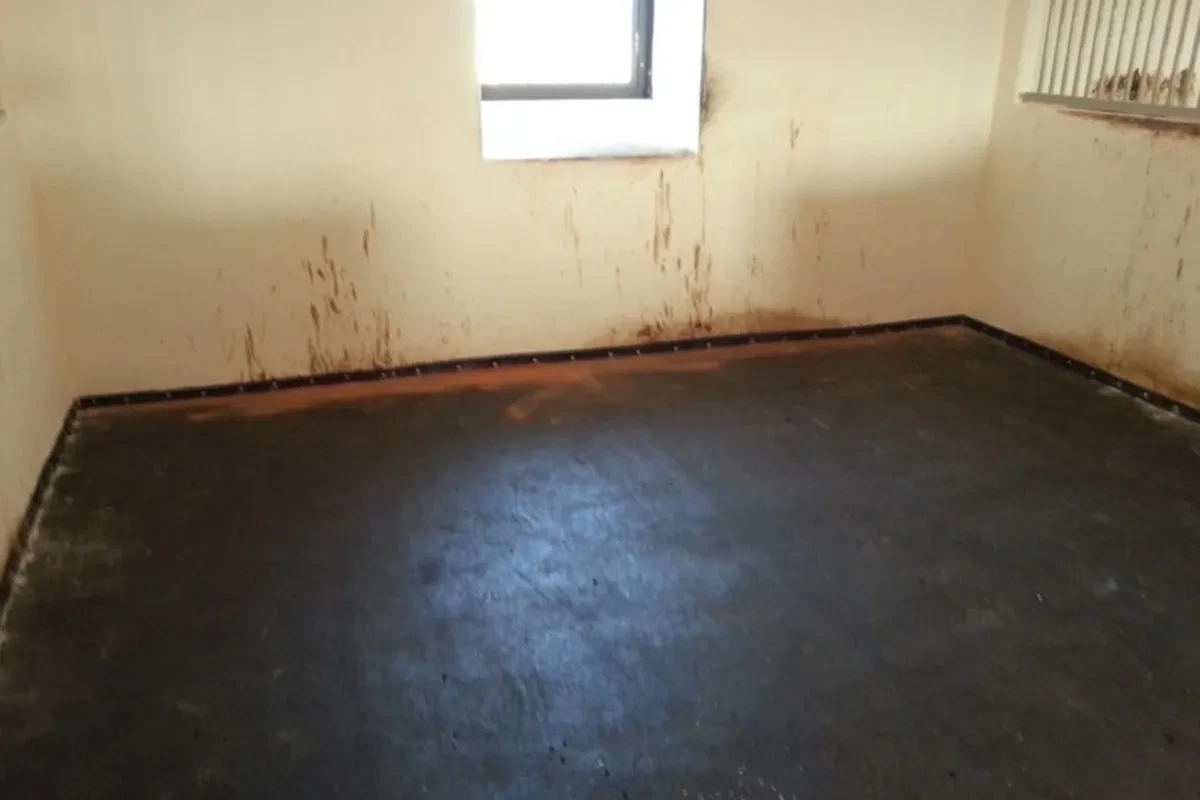 Pryžová matrace položená na podlaze koňského boxu