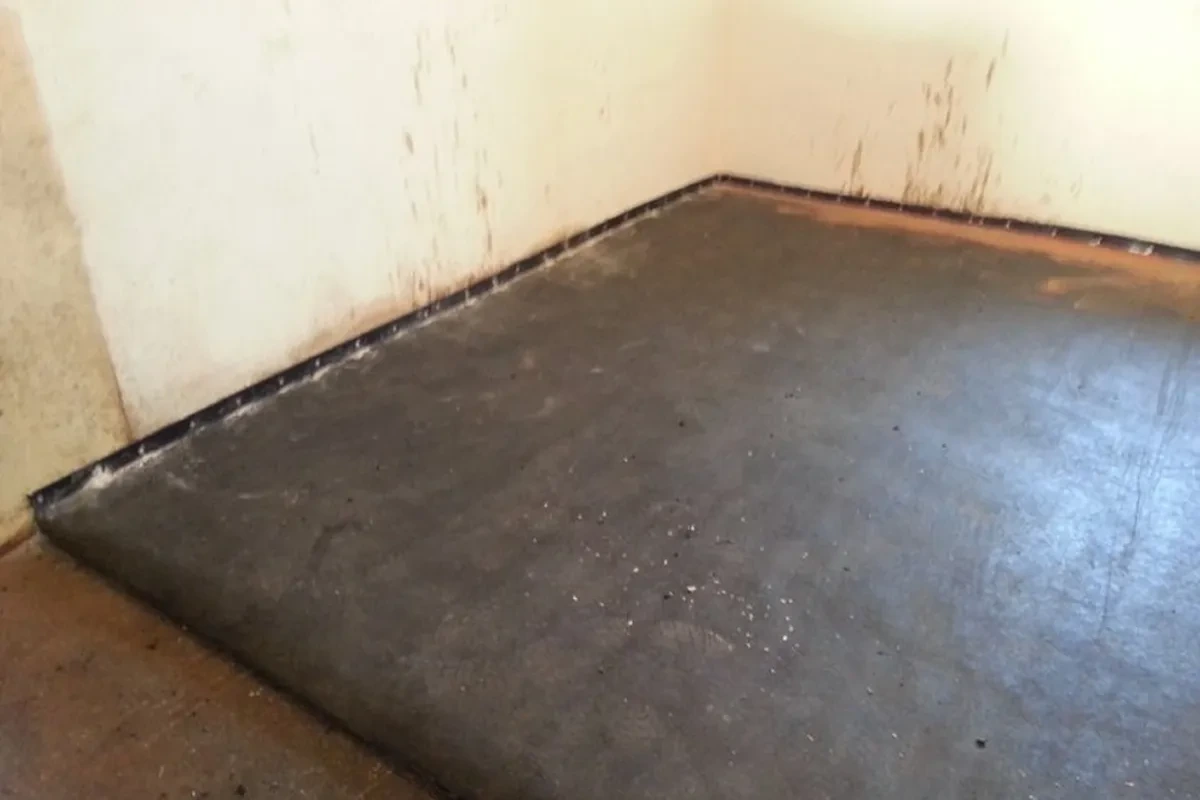 Matrace v rohu koňského boxu s omítnutými stěnami