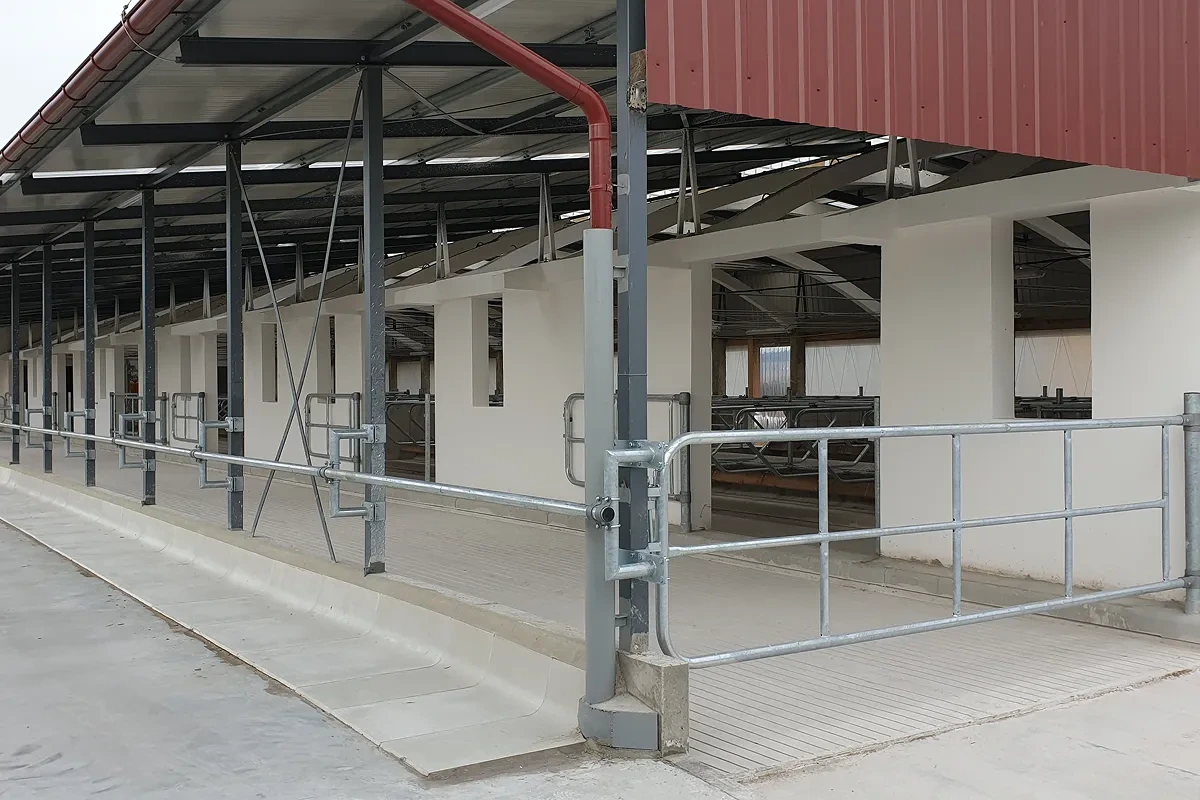 Krmiště s pozinkovaným hrazením podél nájezdové rampy