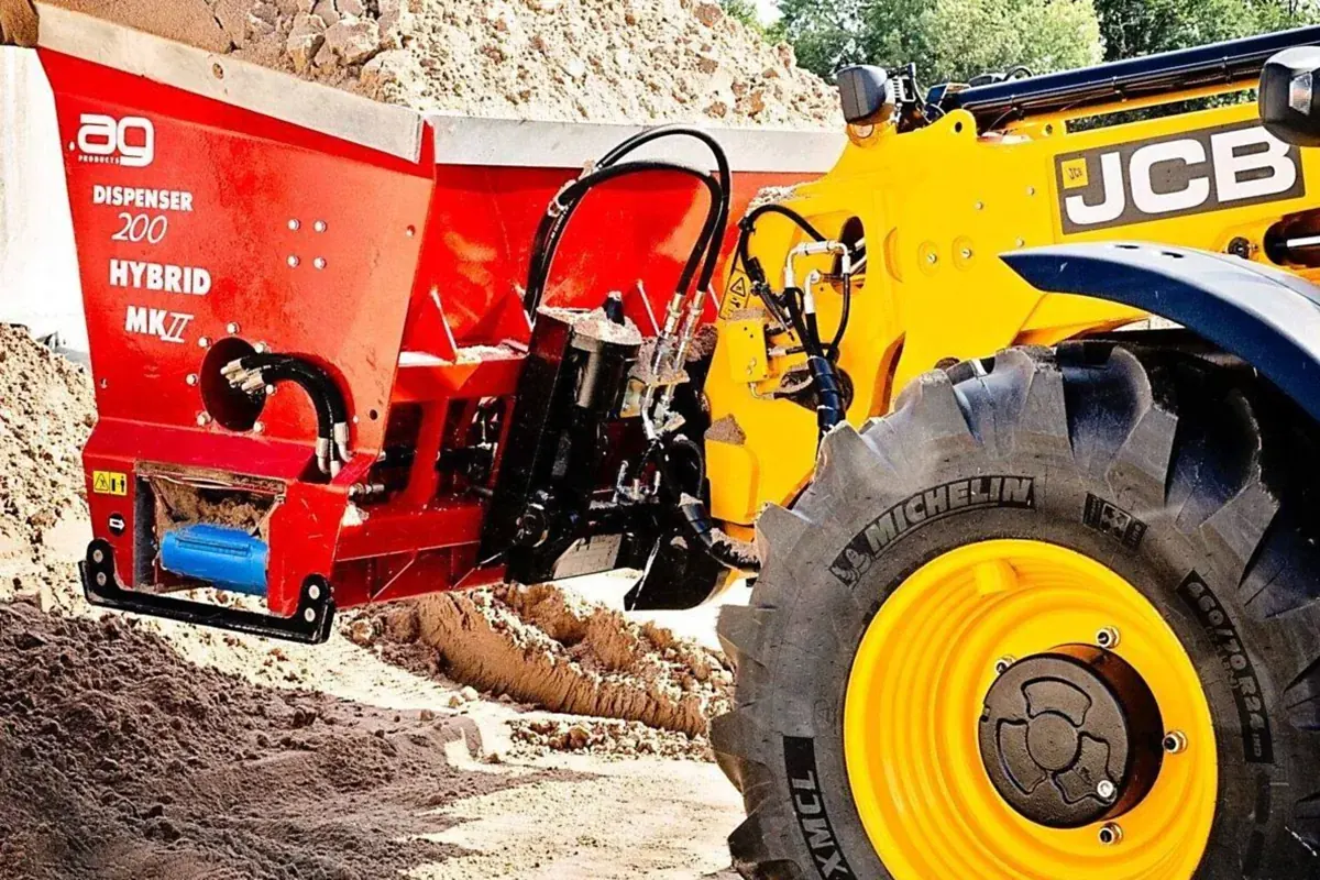 Nesené zastýlací zařízení AG Dispenser 200 Hybrid na nakladači JCB
