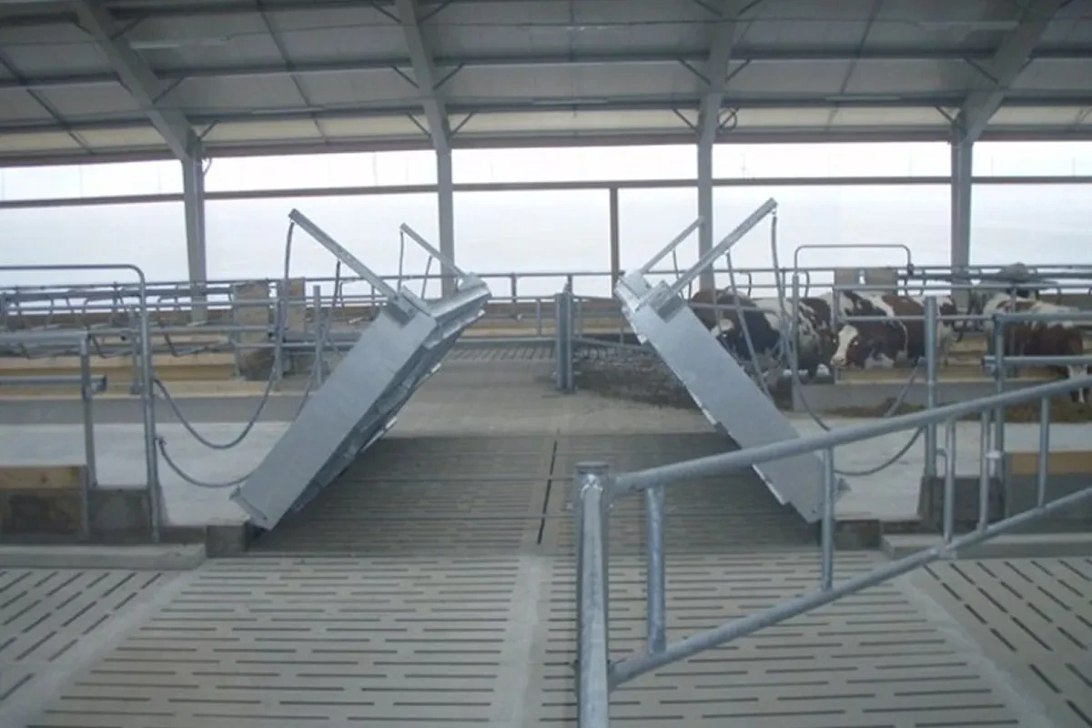 Hydraulická brána přes krmný stůl ve stáji s volným ustájením