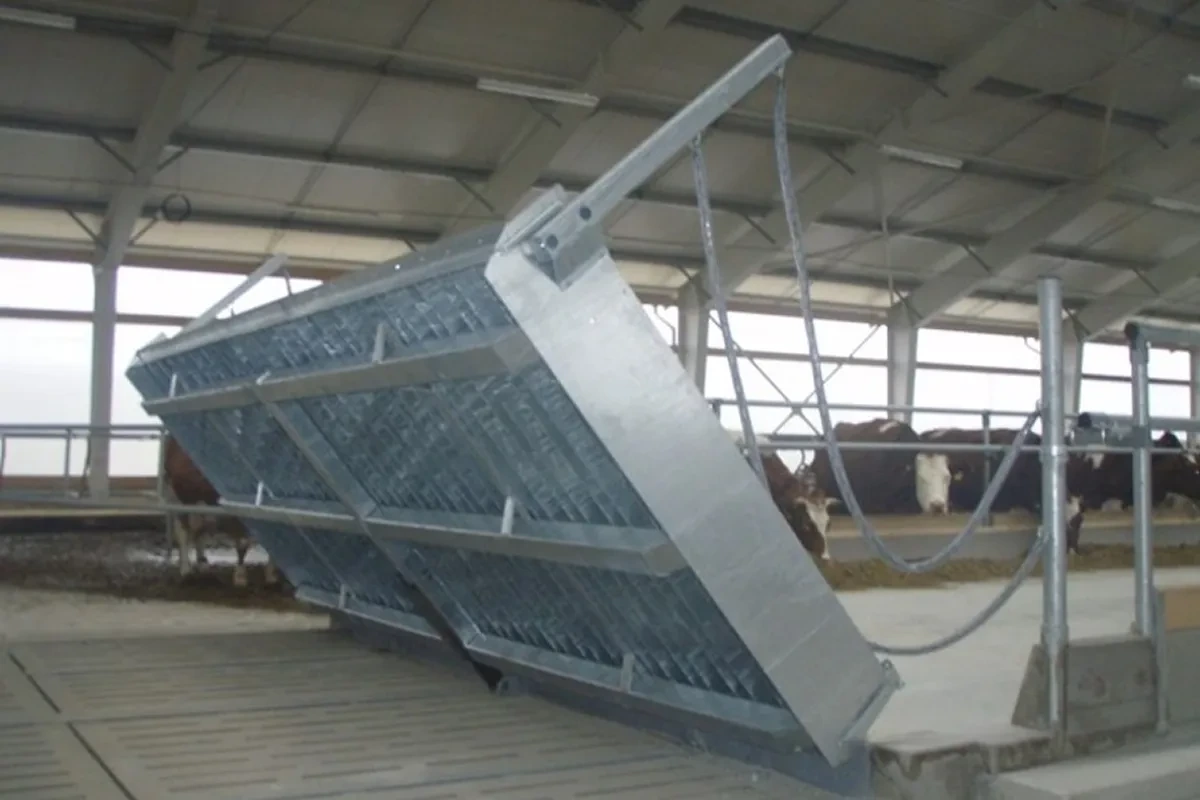 Zvednutá část hydraulické brány přes krmný stůl