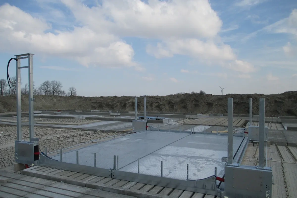 Hydraulická brána s ovládacím sloupkem na venkovním krmišti
