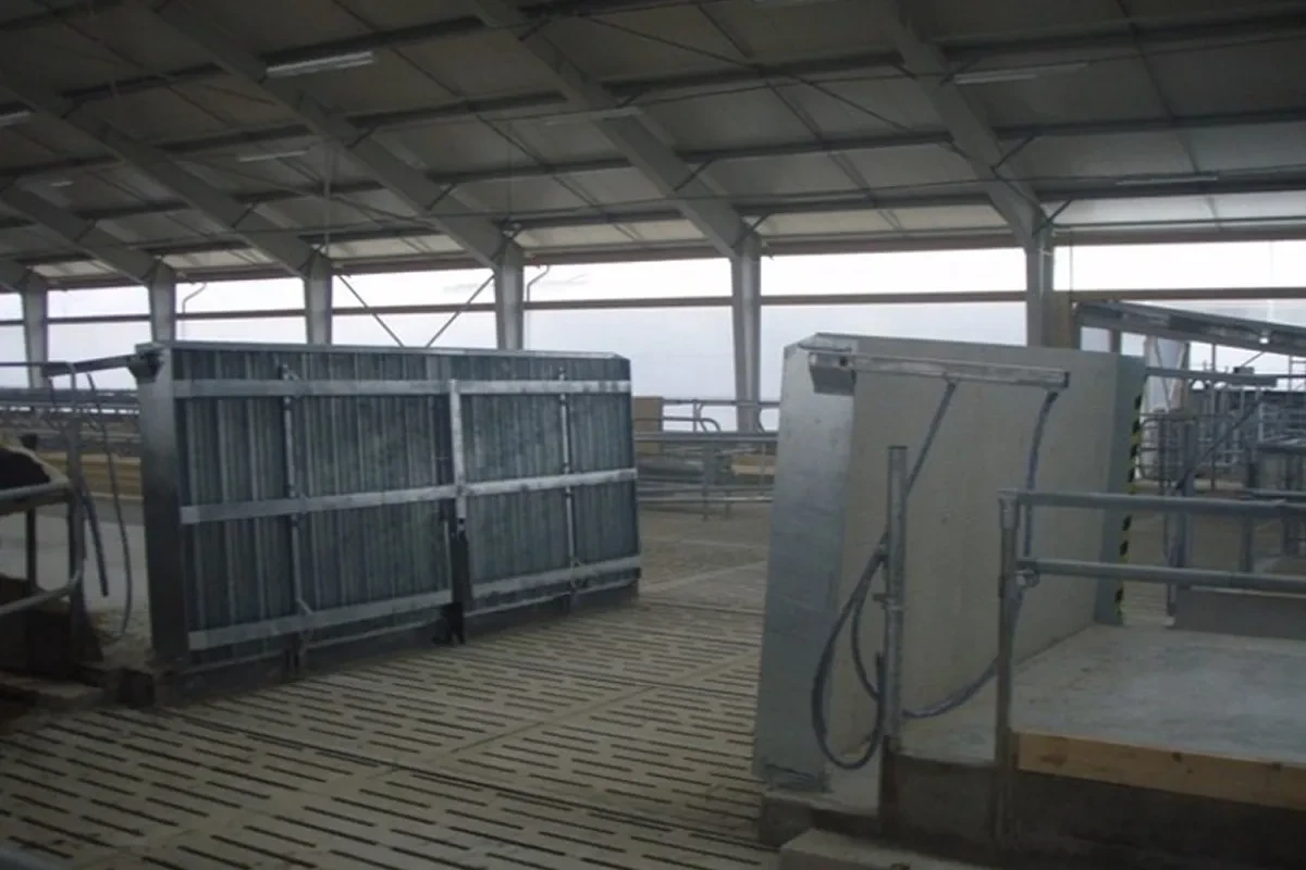 Hydraulická brána a hrazení v prosvětlené nové stáji