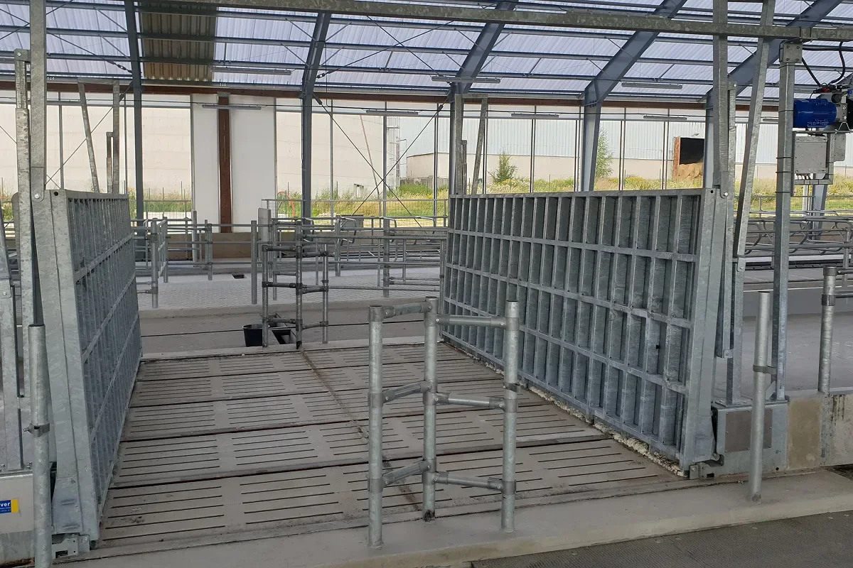 Hydraulická brána přes krmný stůl v novostavbě stáje