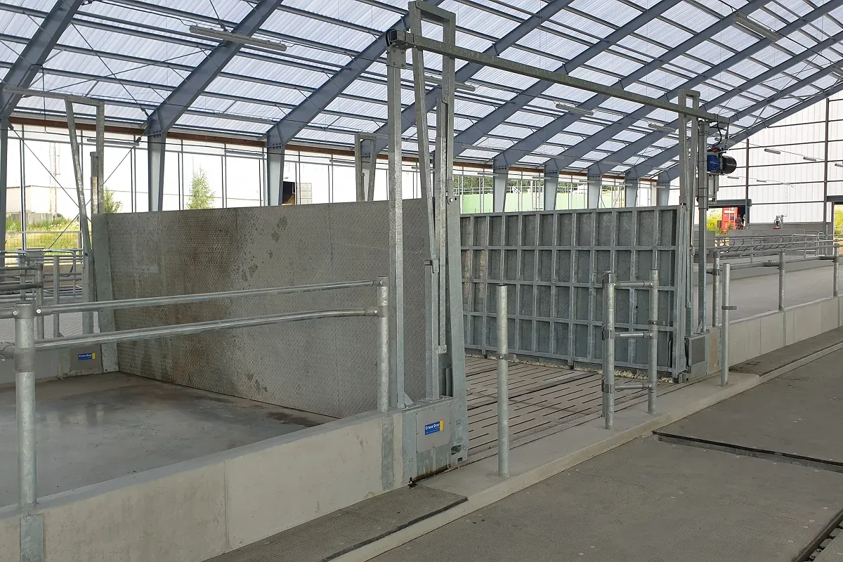 Hydraulická brána a hrazení v rozestavěné stáji s ocelovou konstrukcí