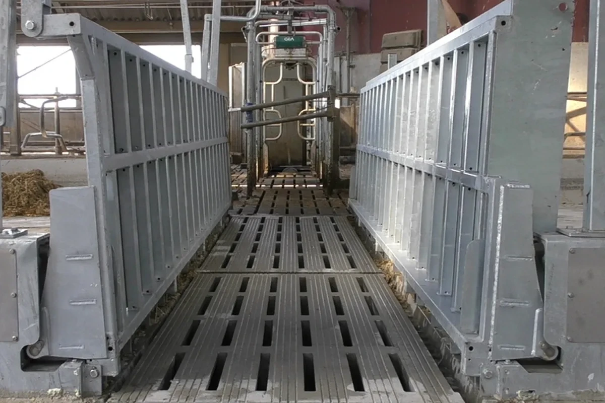 Hydraulická brána přes krmný stůl v otevřené poloze nad rošty