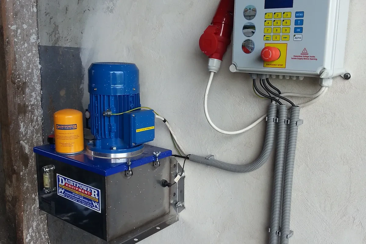 Hydraulický agregát a ovládací jednotka shrnovacích lopat na stěně