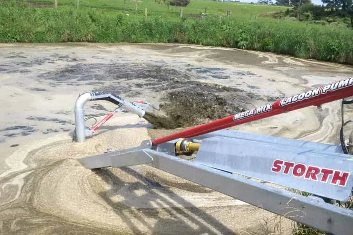 Traktorové míchadlo Storth Mega Mix zapuštěné do zakrytované laguny s kejdou