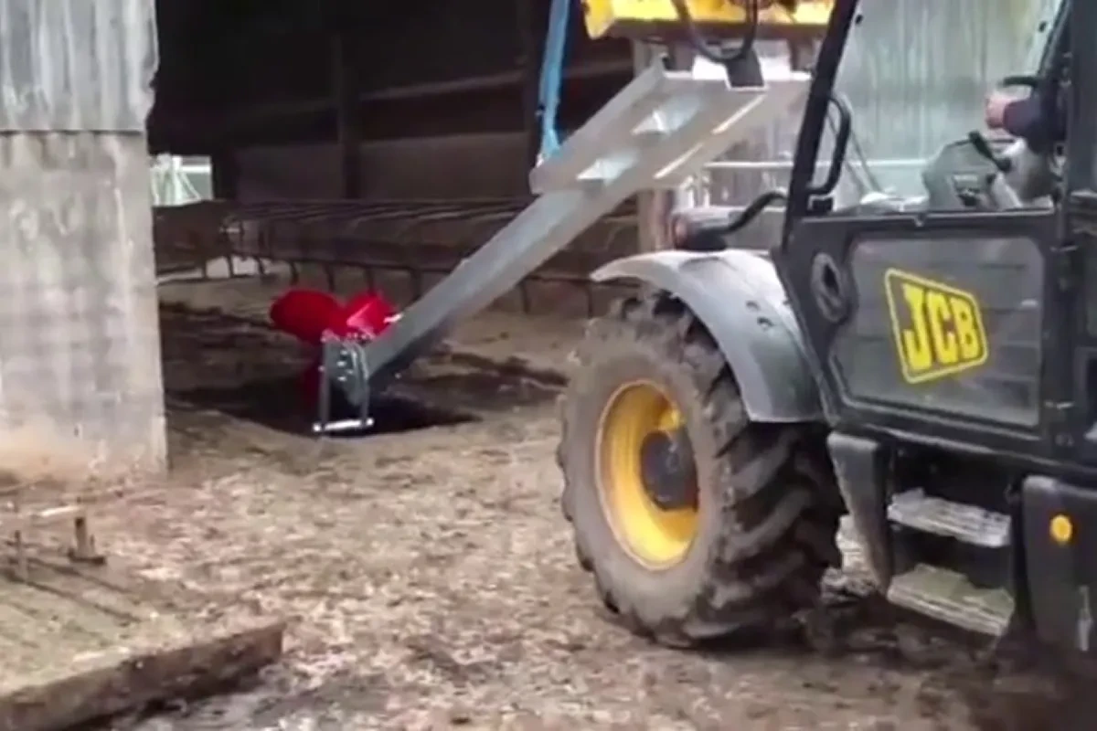 Teleskopický nakladač JCB s neseným míchadlem u jímky