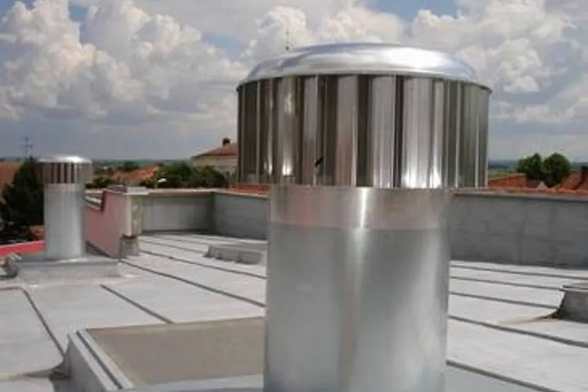 Dvě ventilační turbíny Hurricane na ploché střeše provozní budovy