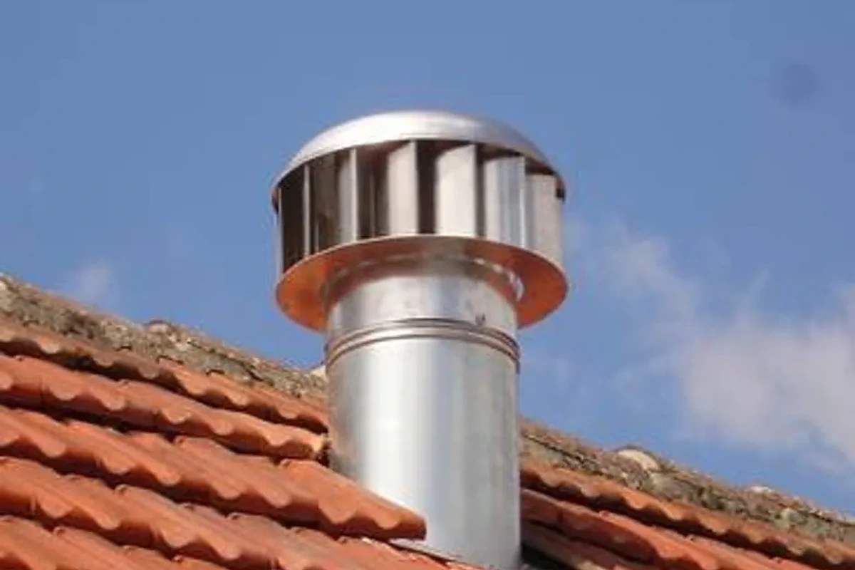 Nerezová ventilační turbína na hřebeni střechy z pálených tašek