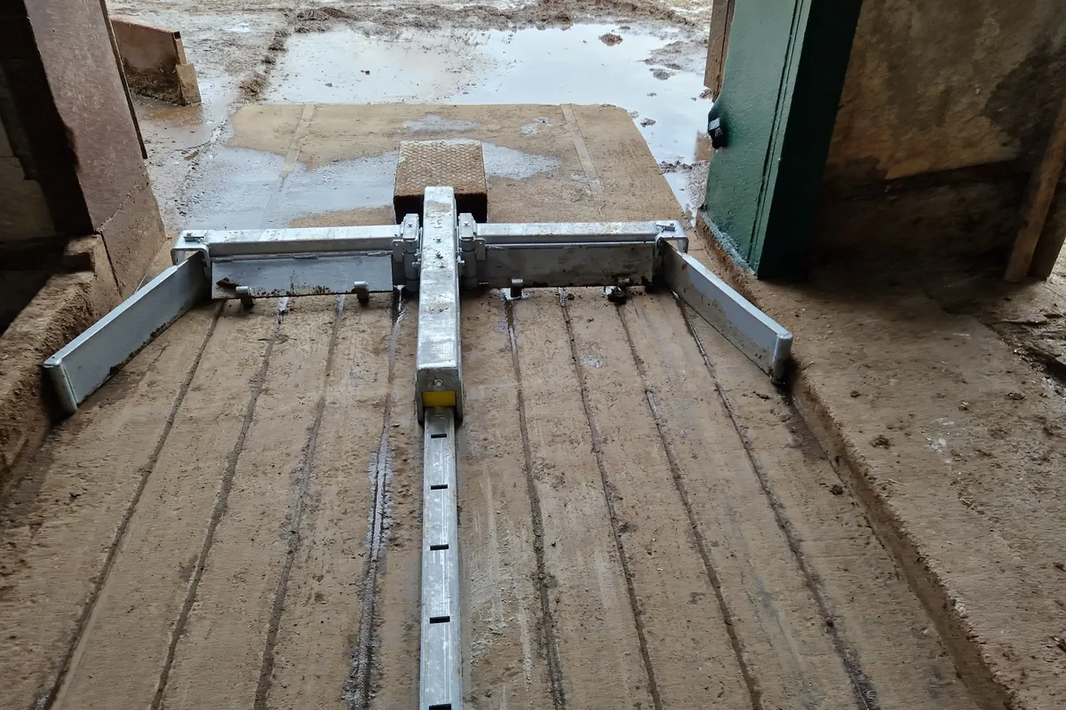 Pozinkovaná hydraulická shrnovací lopata na vyčištěné podlaze stájové chodby