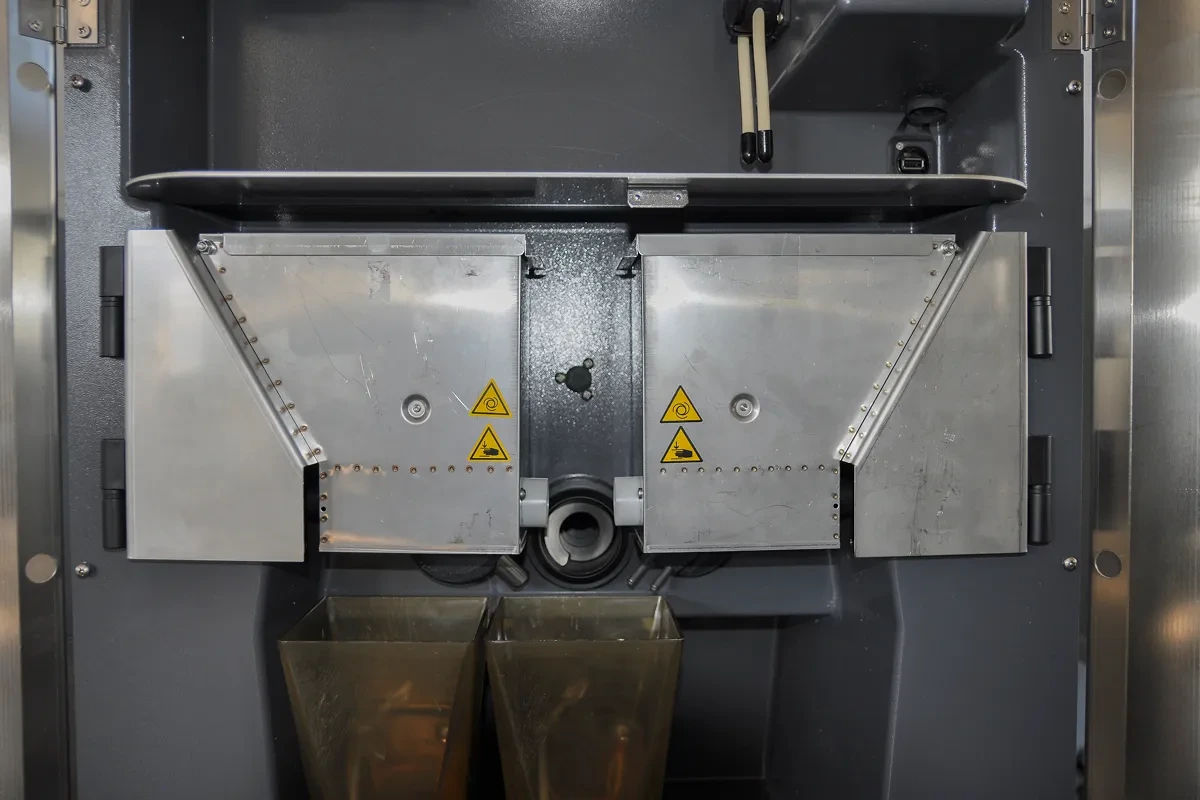 Otevřený krmný automat se zásobníkem a míchací nádobou