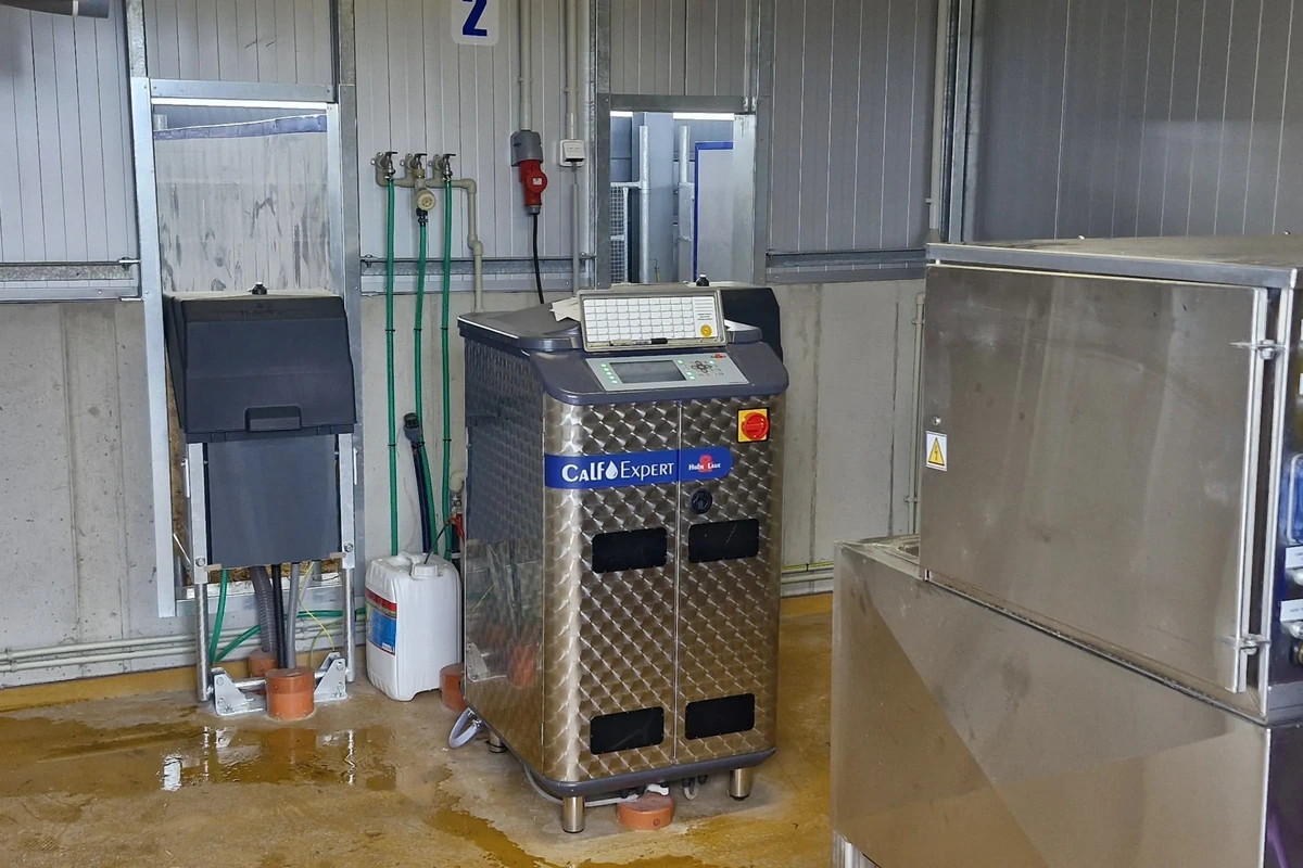 Krmný automat CalfExpert s ovládacím panelem v čisté místnosti