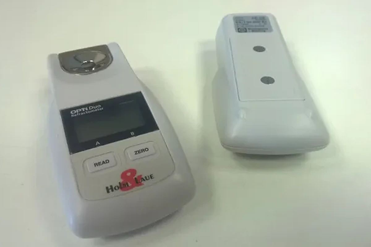 Digitální refraktometr OPTi Duo od Holm & Laue ze dvou stran
