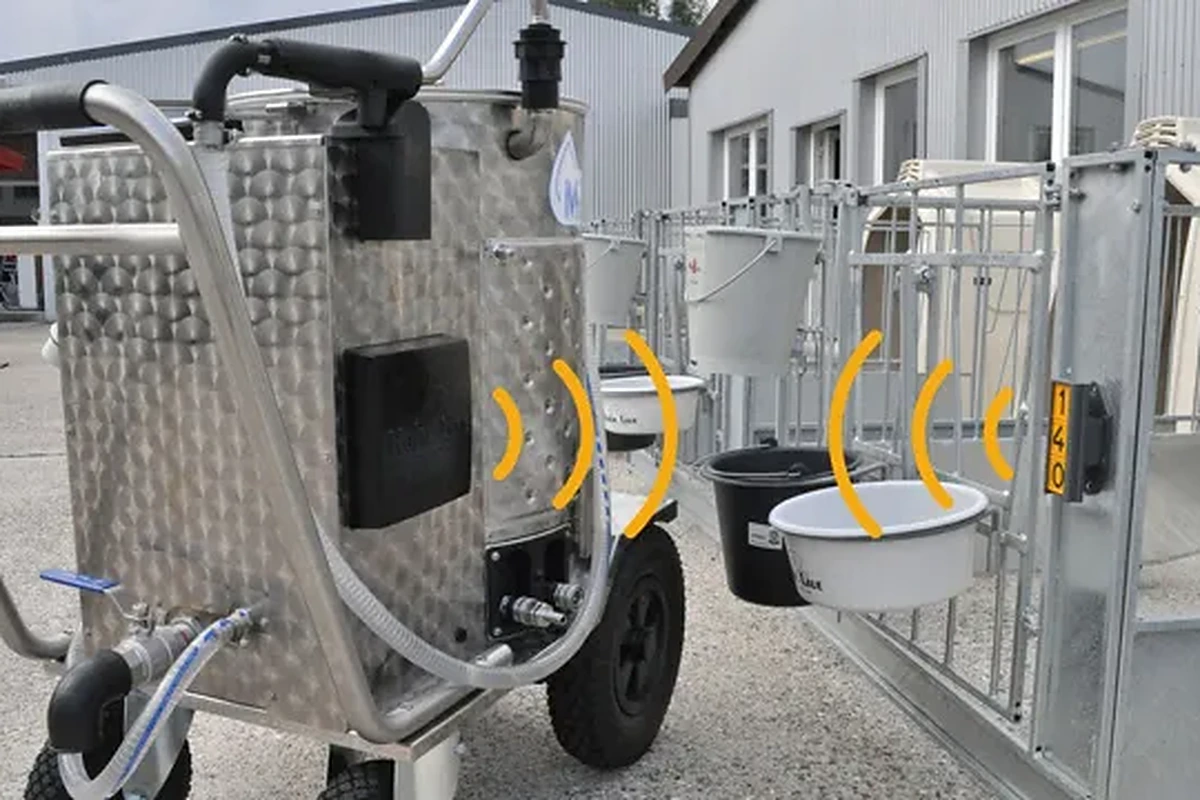 Vozík MilkTaxi se systémem SmartID pro bezdrátovou identifikaci telat