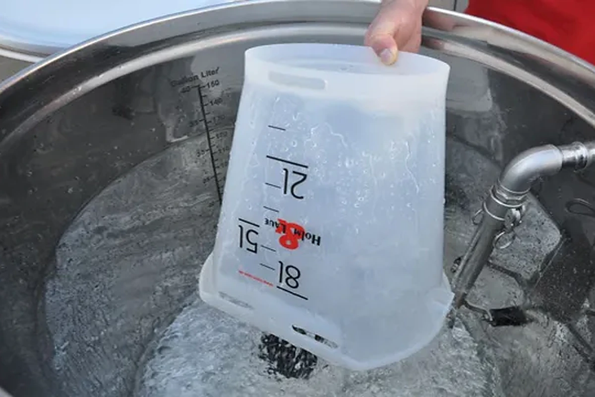 Napájecí kbelík oplachovaný systémem FlushMaster v nádobě vozíku MilkTaxi