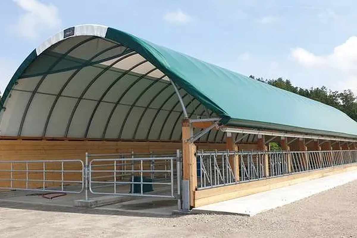 Plachtová hala SAS se zelenou membránou a dřevěnou spodní stavbou